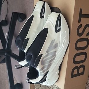 YZY 700 MNVN
